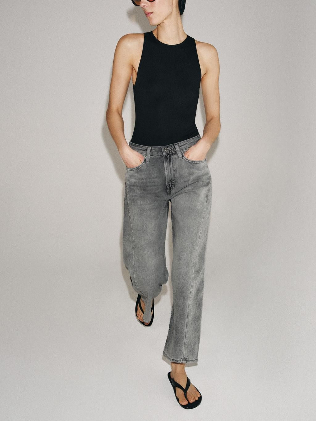 MID-WAIST RELAXED FIT ANKLE JEANS